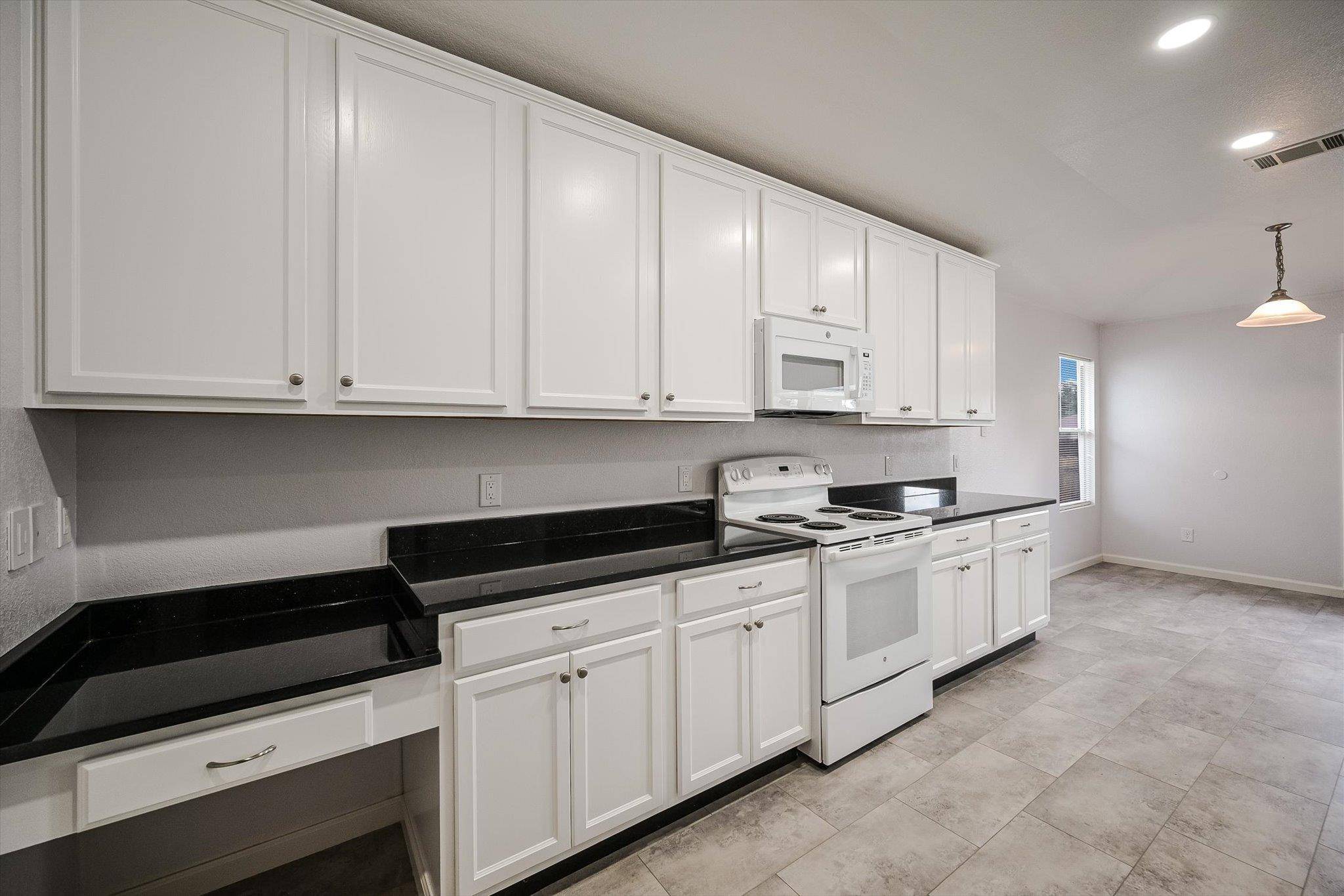 401 Bandara Woods BLVD, Elgin, TX 78621