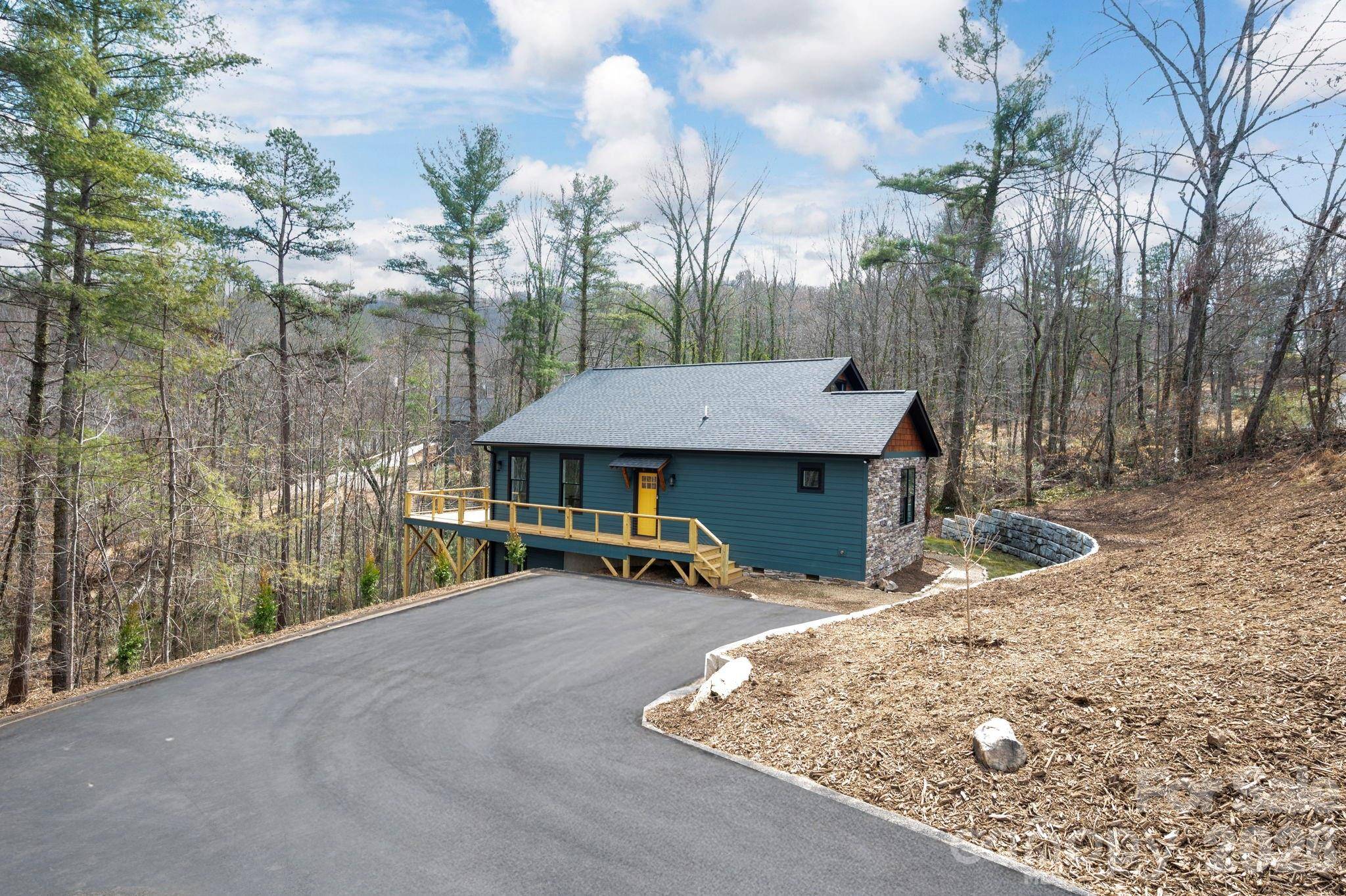 22 Deep Woods RD, Weaverville, NC 28787