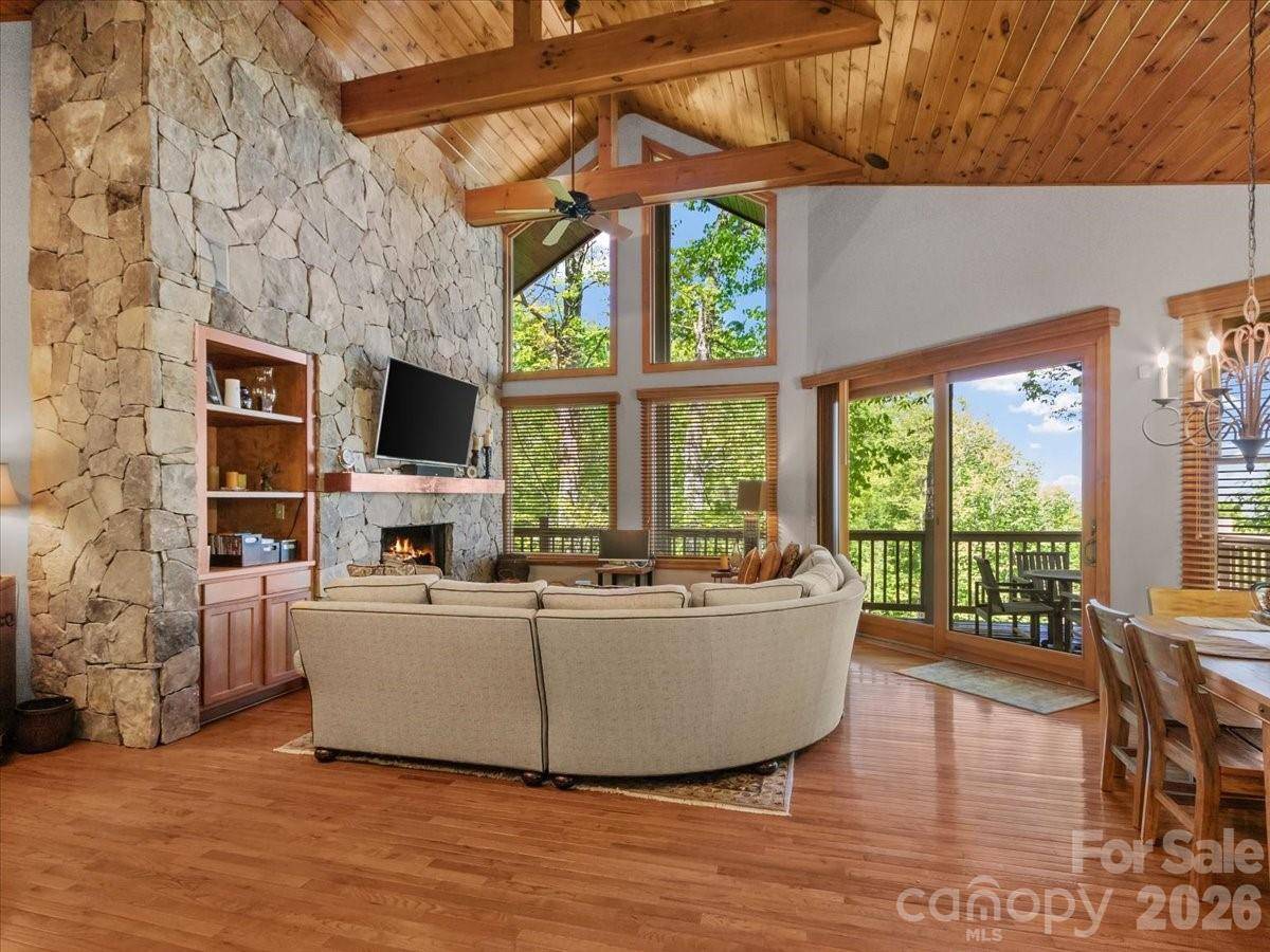 15 Ivy Point LN, Burnsville, NC 28714