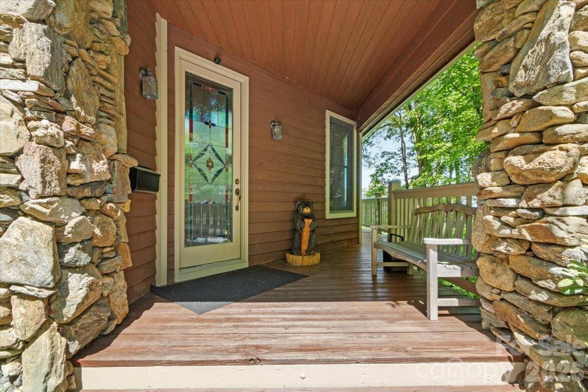 15 Ivy Point LN, Burnsville, NC 28714