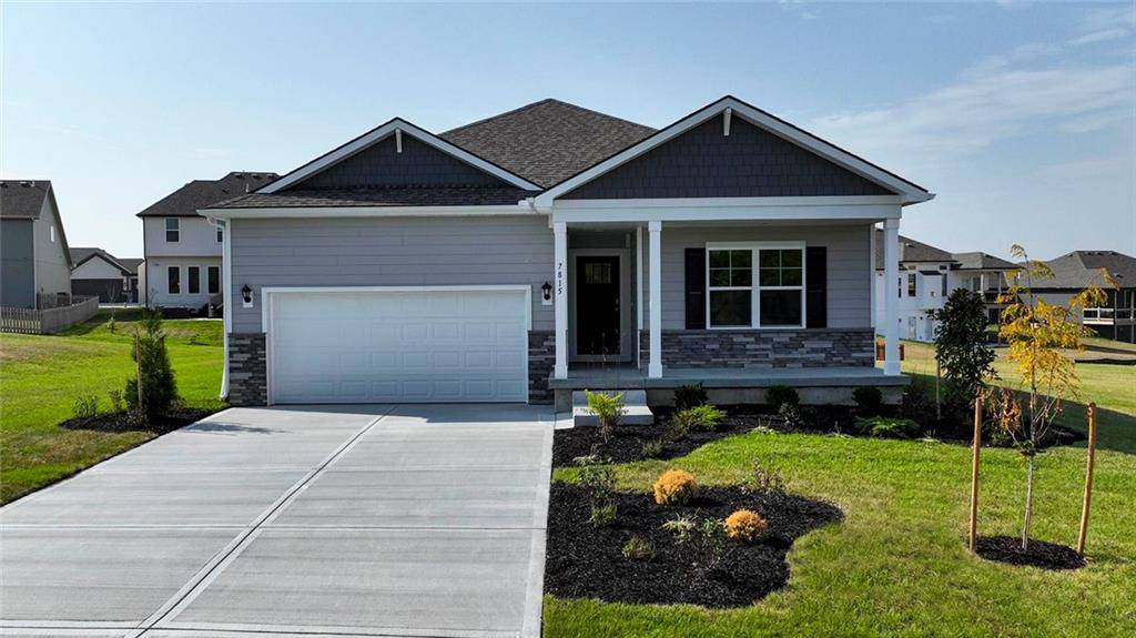 304 Lake Meadows DR, Smithville, MO 64089