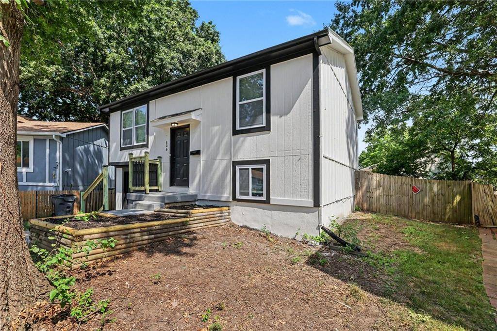 606 E Welston AVE, Olathe, KS 66061