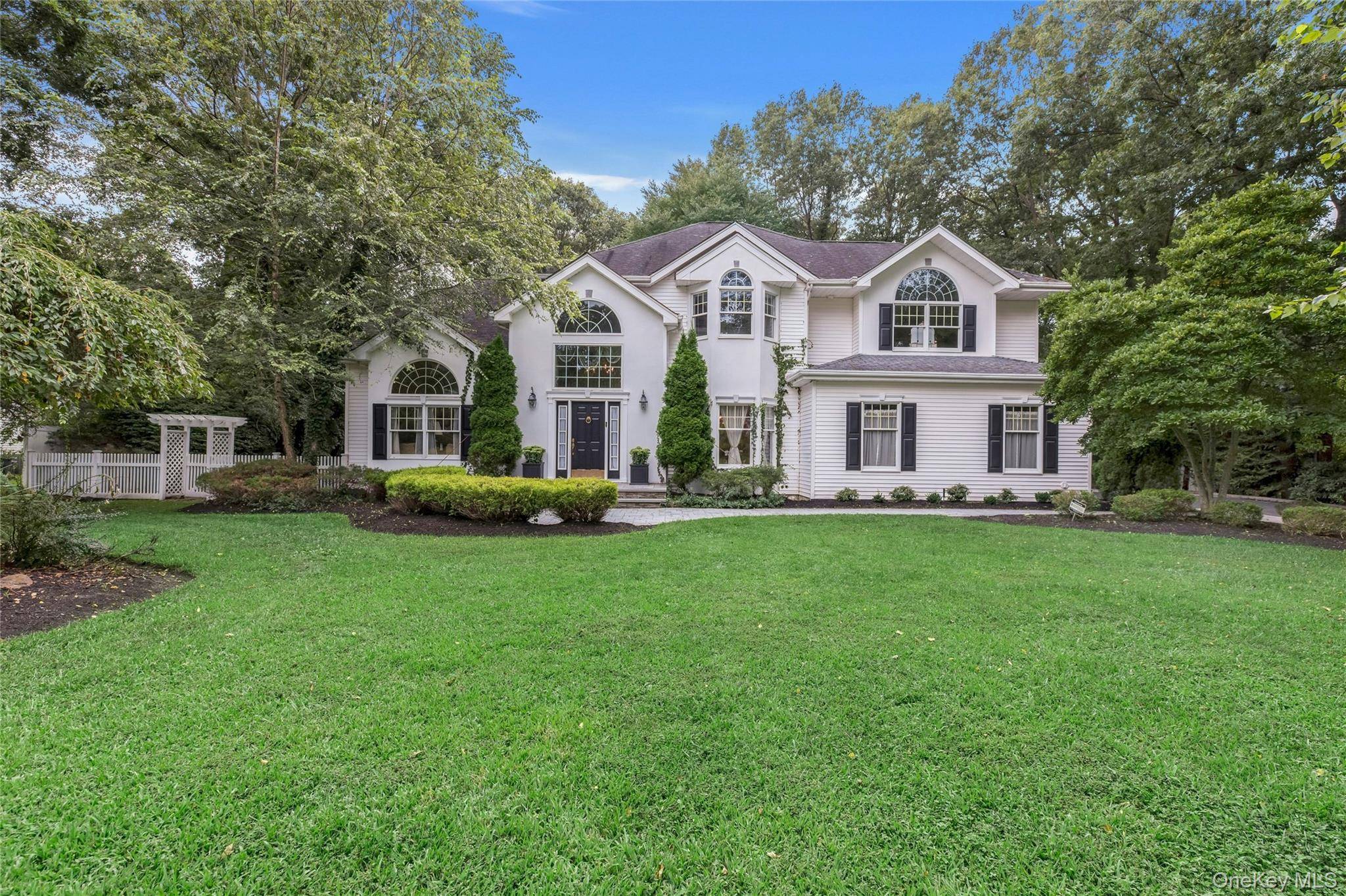 14 Cobbler LN, East Setauket, NY 11733