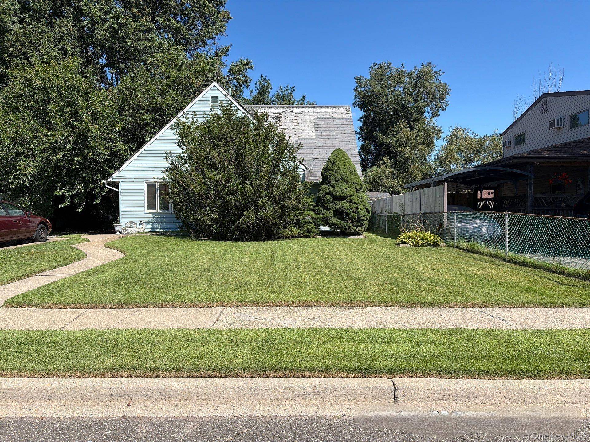 23 Saddler LN, Levittown, NY 11756