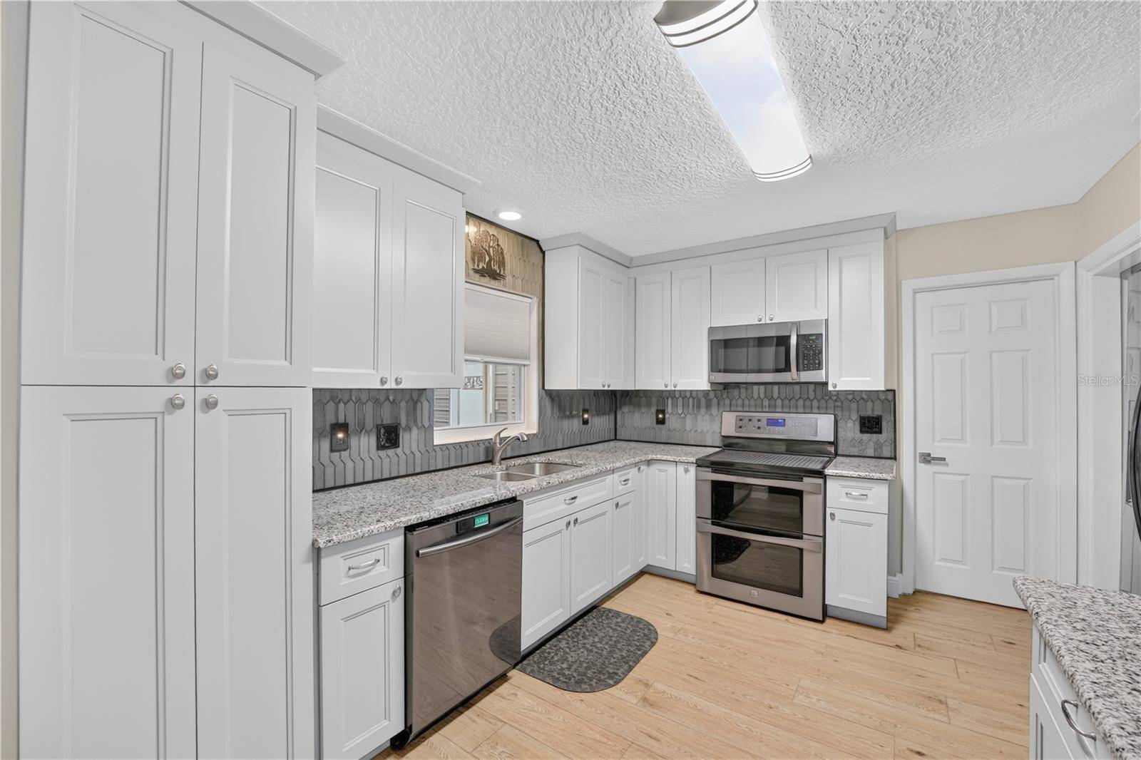 28050 LOIS DR DR, Tavares, FL 32778