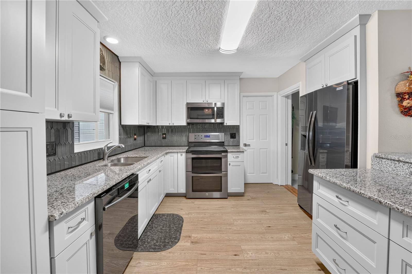 28050 LOIS DR, Tavares, FL 32778