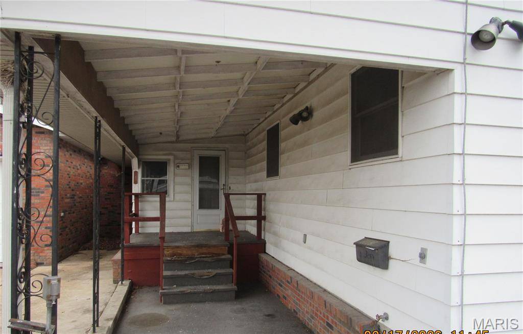1113 E Market ST, Red Bud, IL 62278
