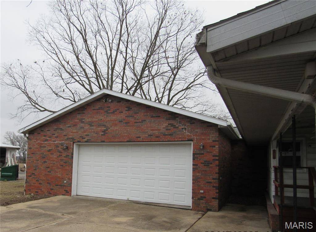 1113 E Market ST, Red Bud, IL 62278