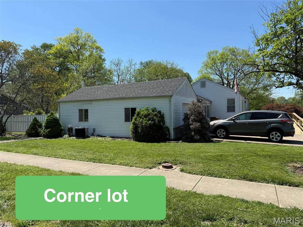310 W Spring ST, Staunton, IL 62088