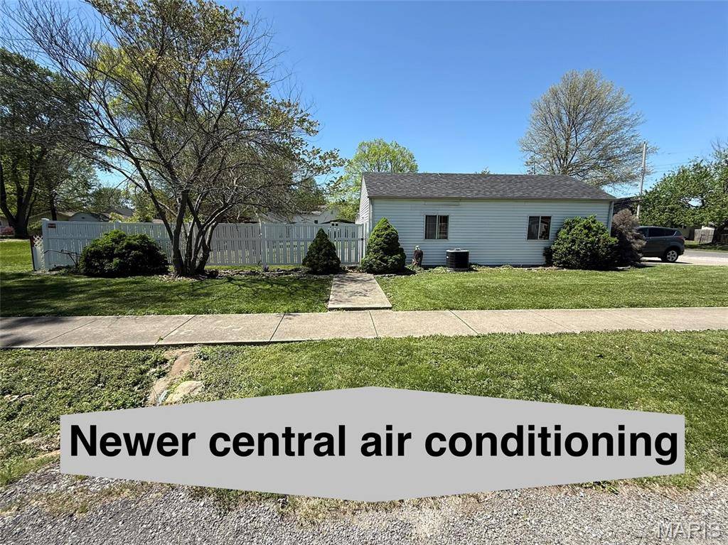 310 W Spring ST, Staunton, IL 62088