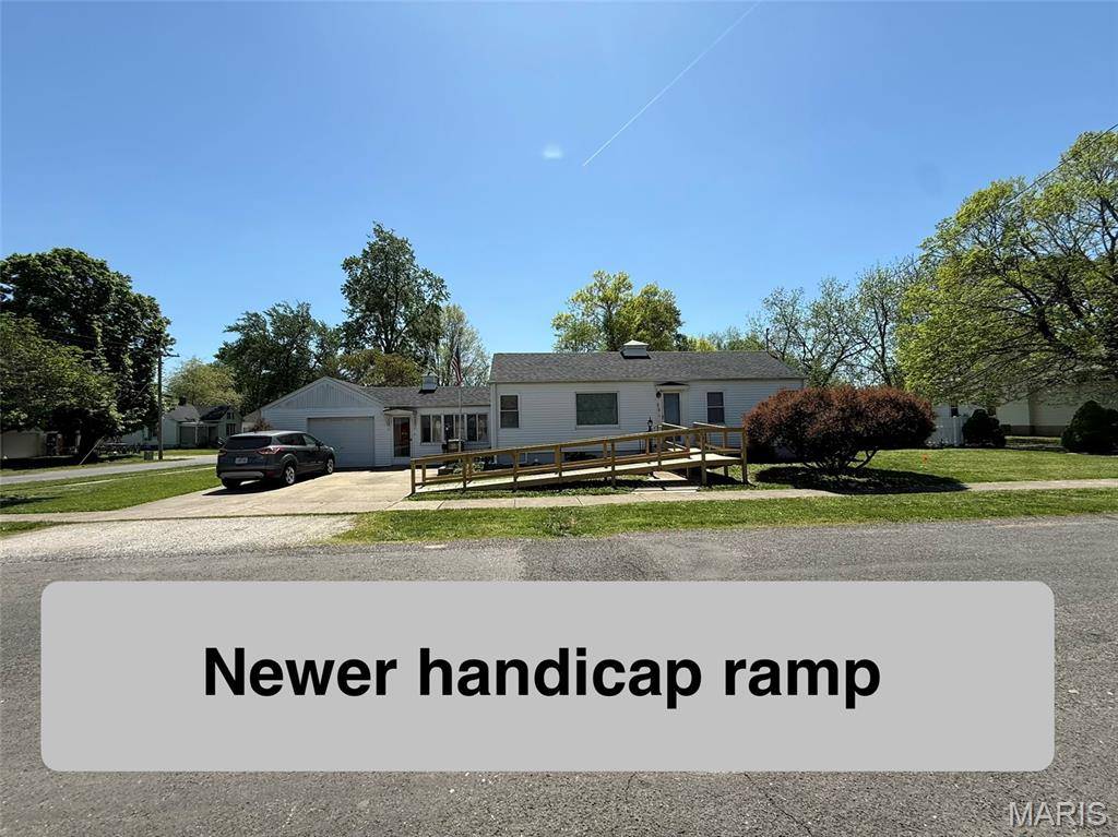 310 W Spring ST, Staunton, IL 62088
