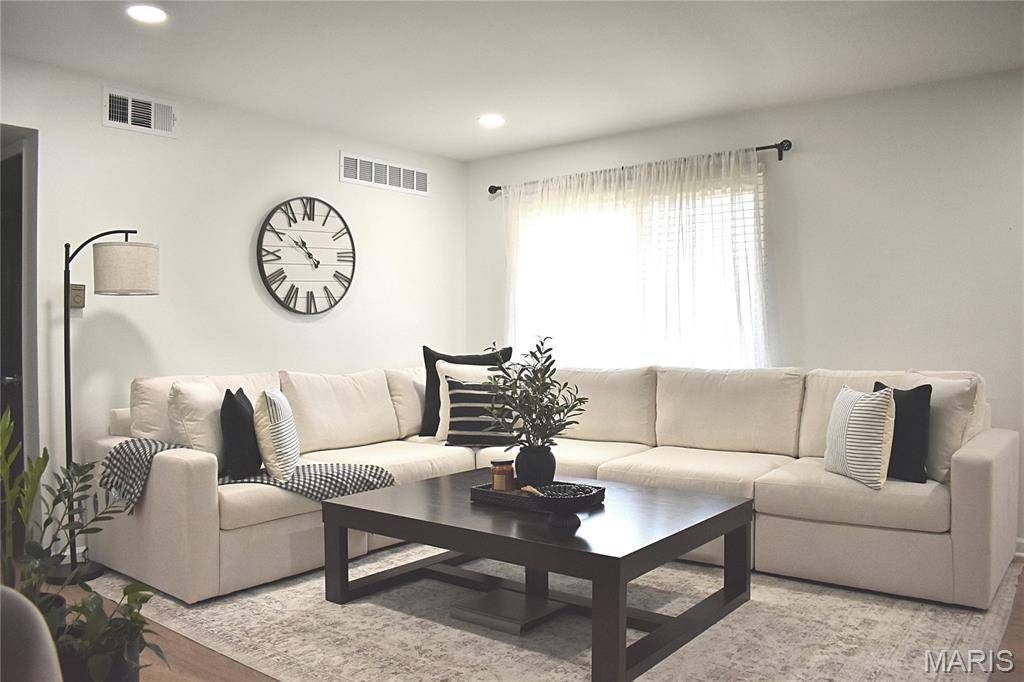 10003 Sakura DR #D, St Louis, MO 63128