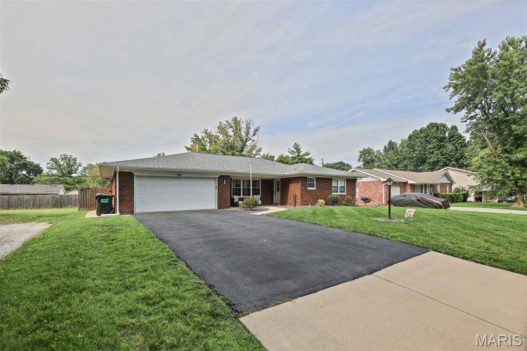 15 Hollandia DR, Fairview Heights, IL 62208