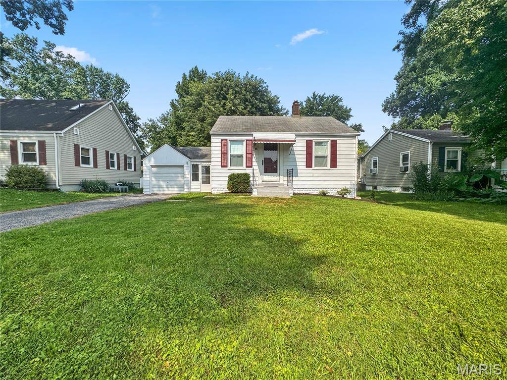 15 Roselawn AVE, Fairview Heights, IL 62208