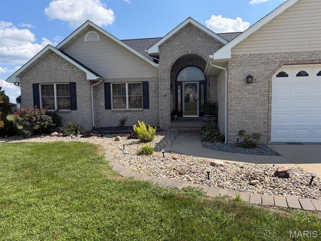 20 Glory DR, Highland, IL 62249