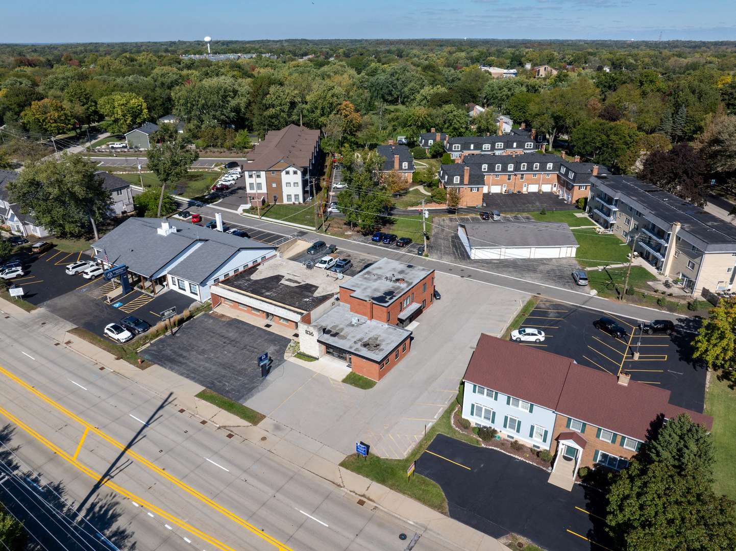 836 S Northwest HWY, Barrington, IL 60010