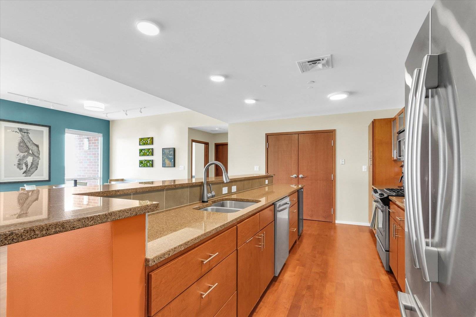 301 N Neil ST #608, Champaign, IL 61820