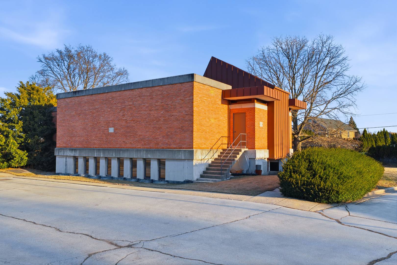 8450 N Shermer RD, Niles, IL 60714
