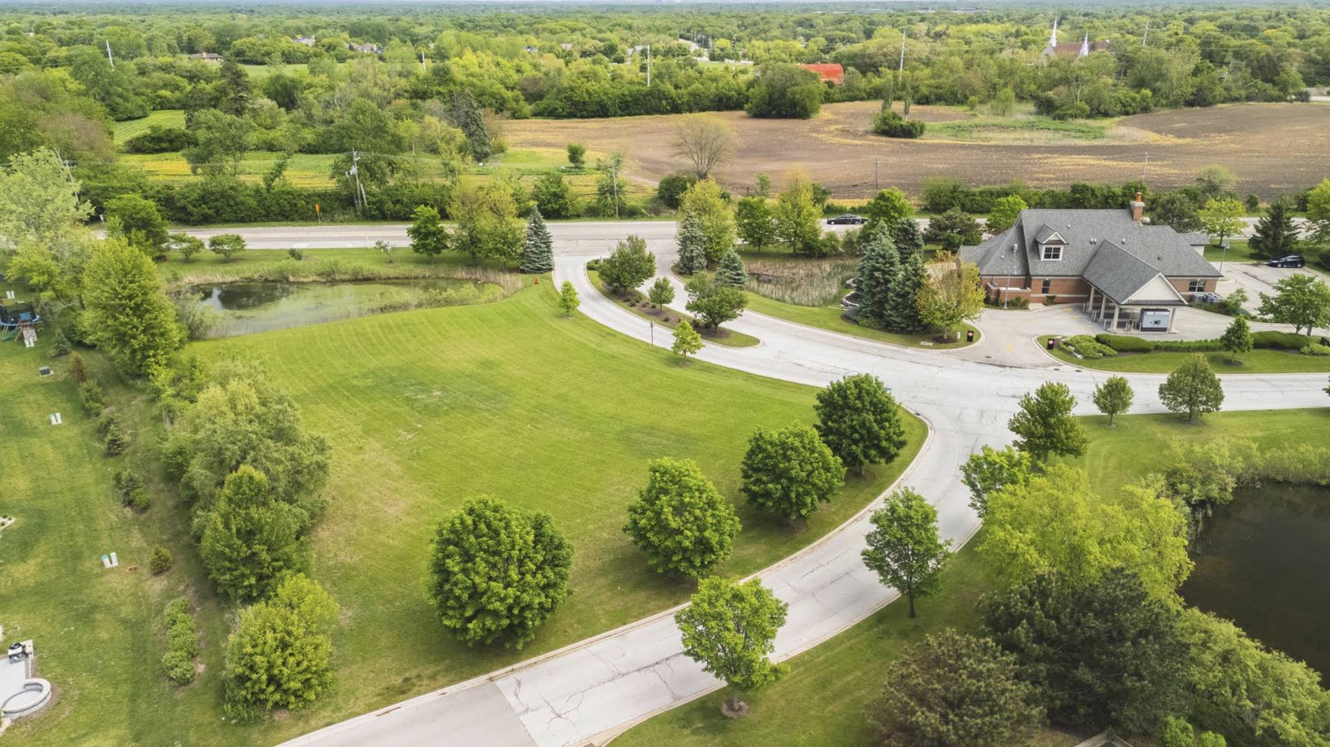 11 Executive DR, Hawthorn Woods, IL 60047