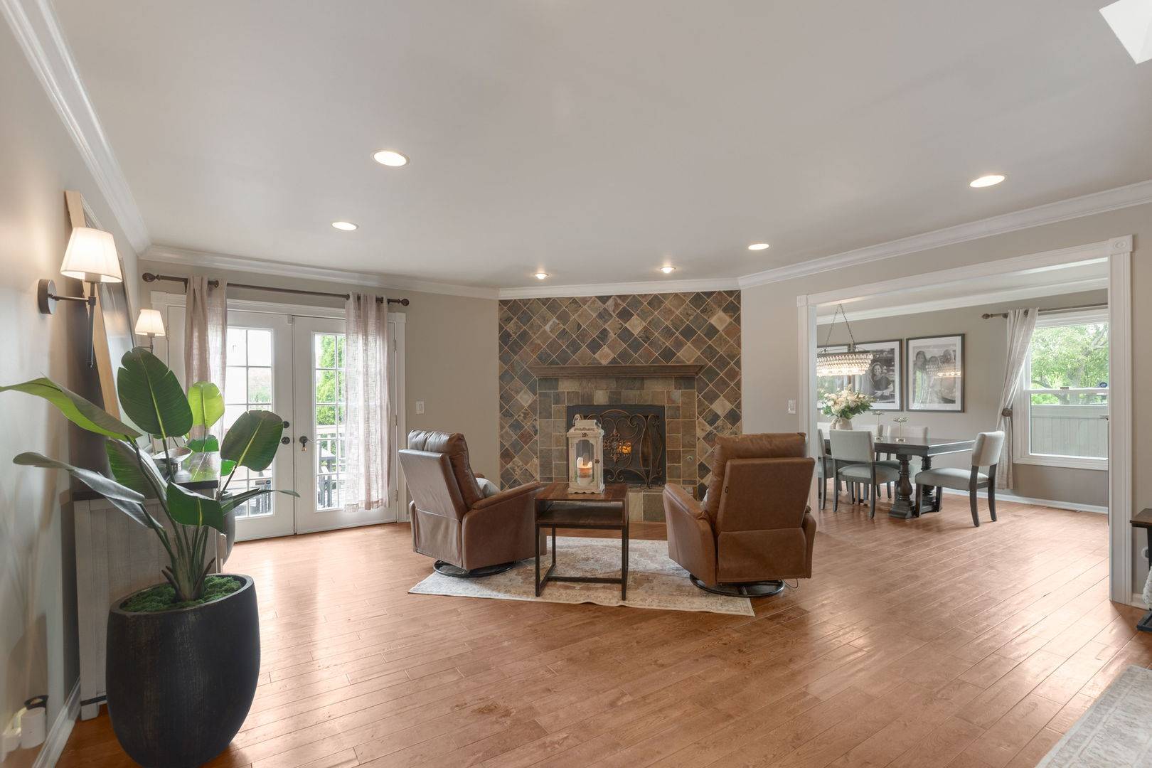 706 S Noah TER, Mount Prospect, IL 60056