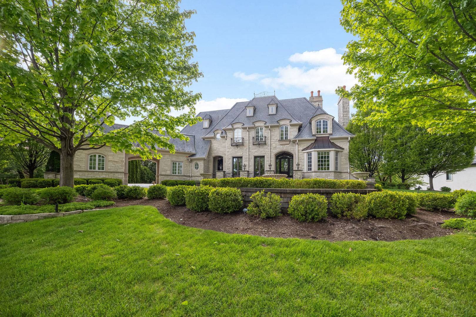 50 Baybrook LN, Oak Brook, IL 60523