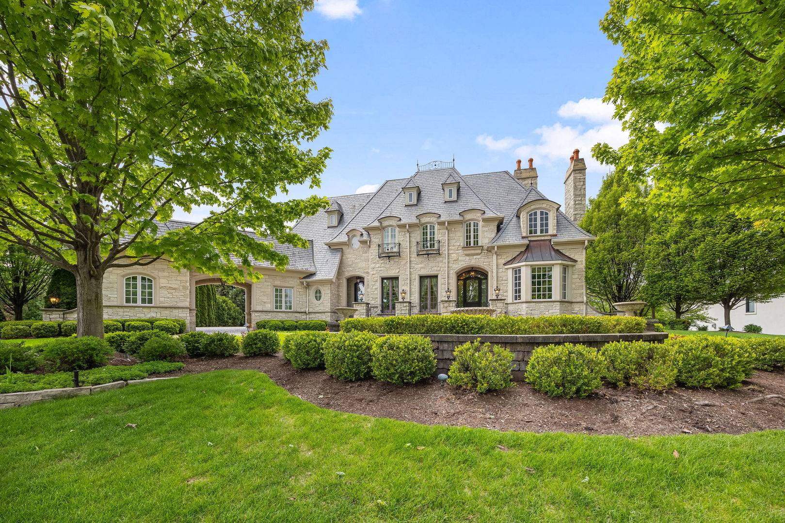50 Baybrook LN, Oak Brook, IL 60523