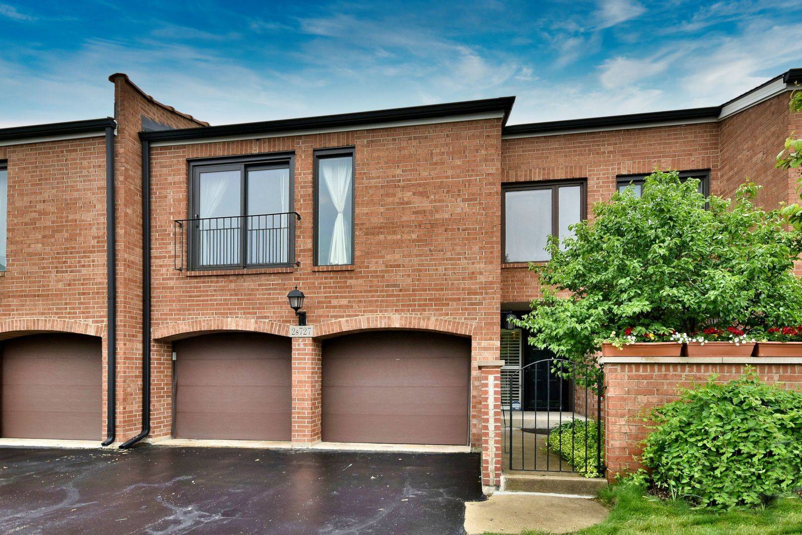 2S727 Williamsburg CT, Oak Brook, IL 60523