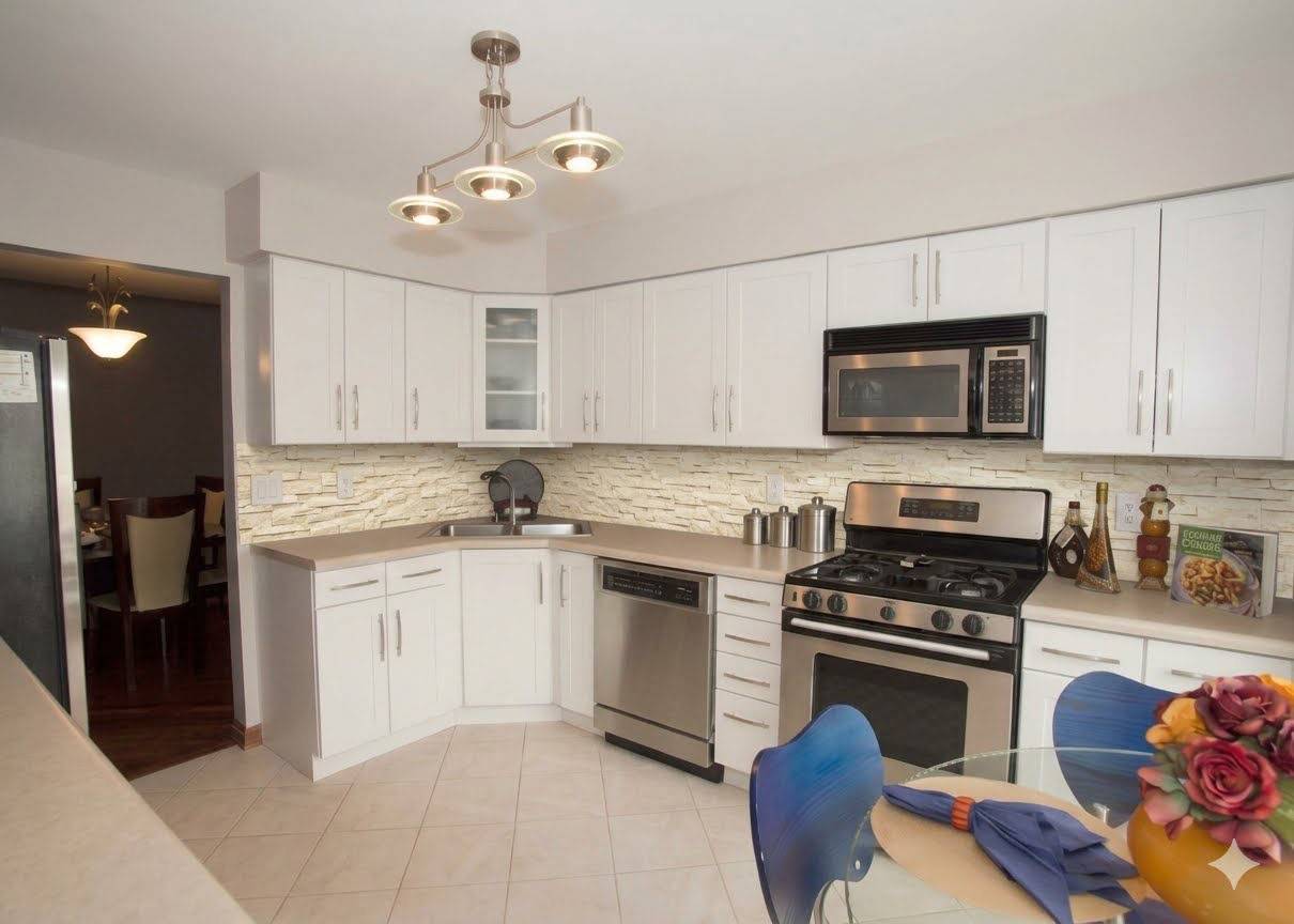 2S727 Williamsburg CT, Oak Brook, IL 60523