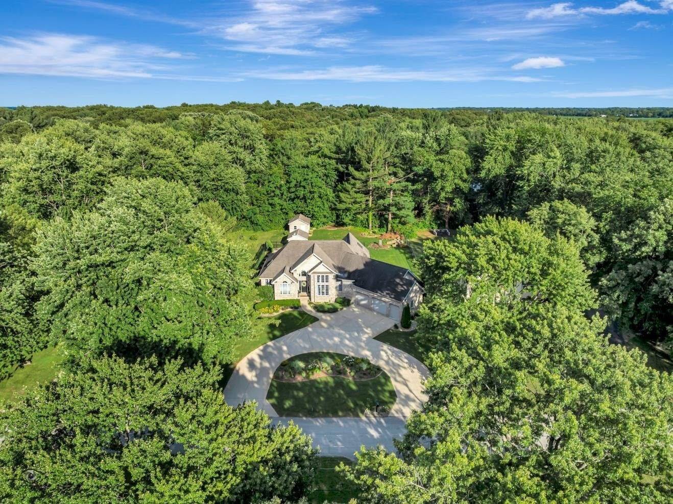 1749 Bittersweet DR, St. Anne, IL 60964