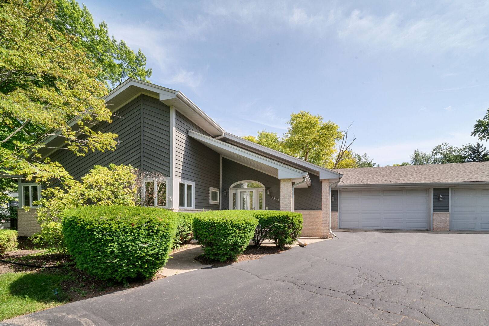 16373 W Menna LN, Lincolnshire, IL 60069