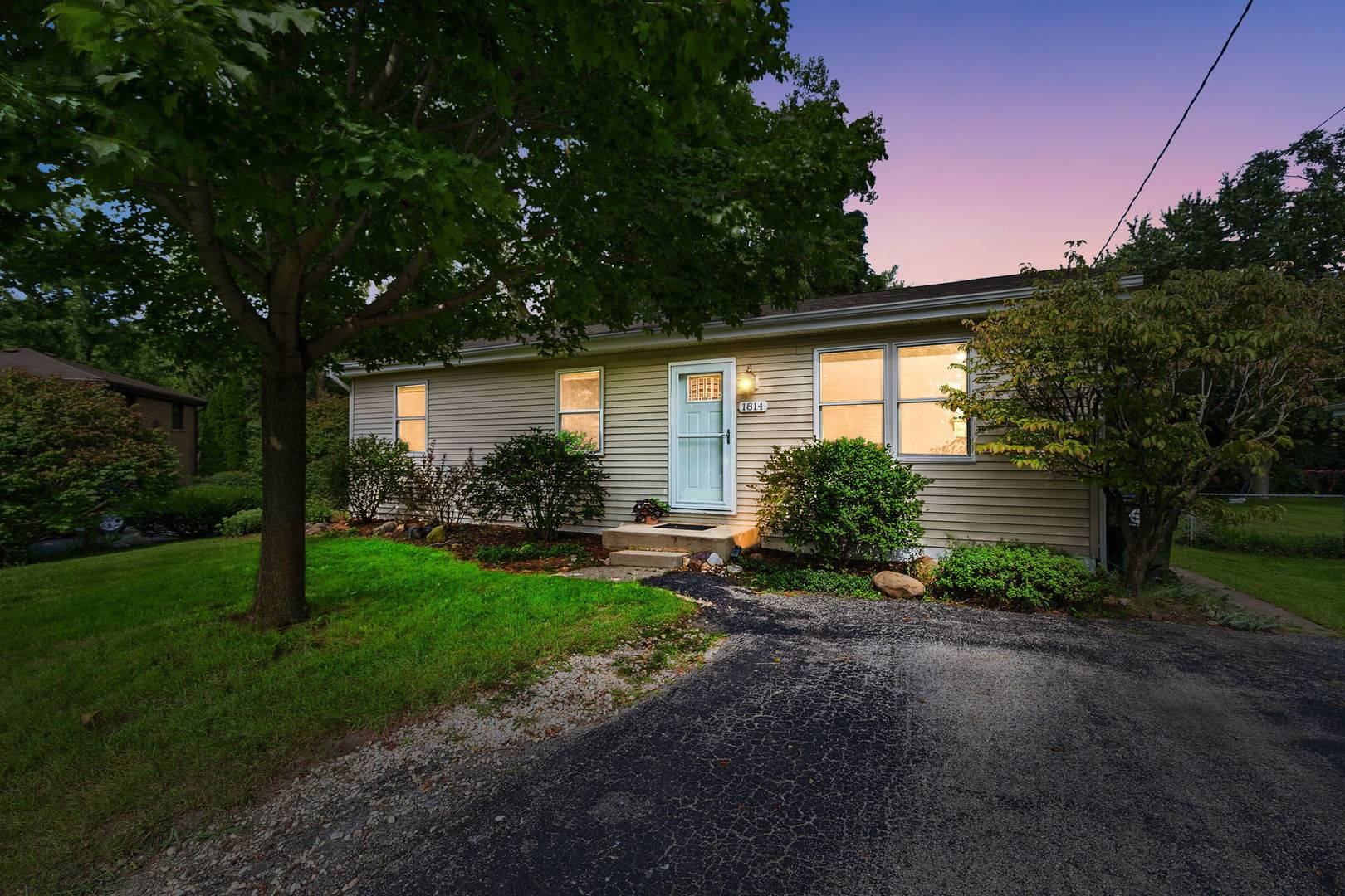 1814 Hazelwood DR, Lindenhurst, IL 60046