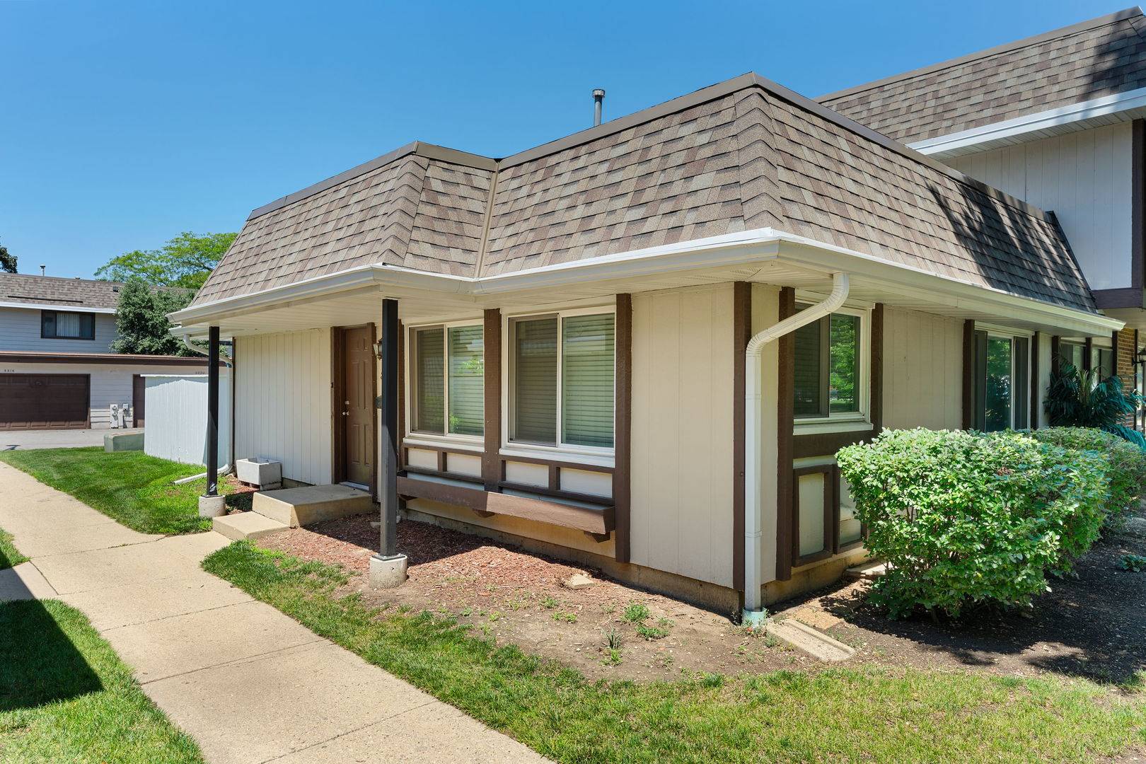 5521 Pebblebeach DR, Hanover Park, IL 60133