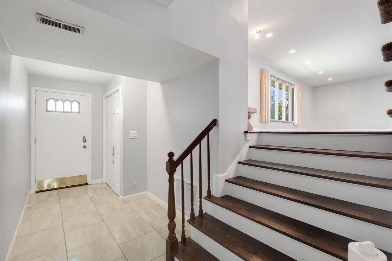 9143 Dr Korczak TER, Skokie, IL 60076