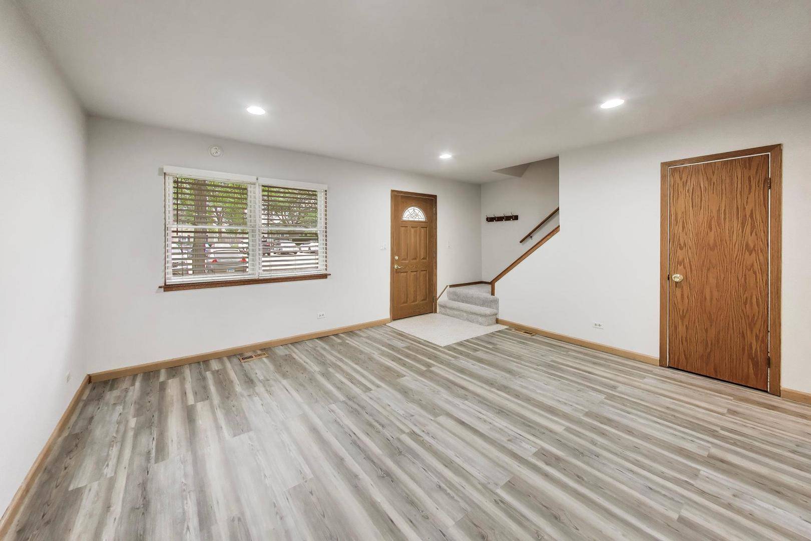 816 Mansfield CT, Schaumburg, IL 60194