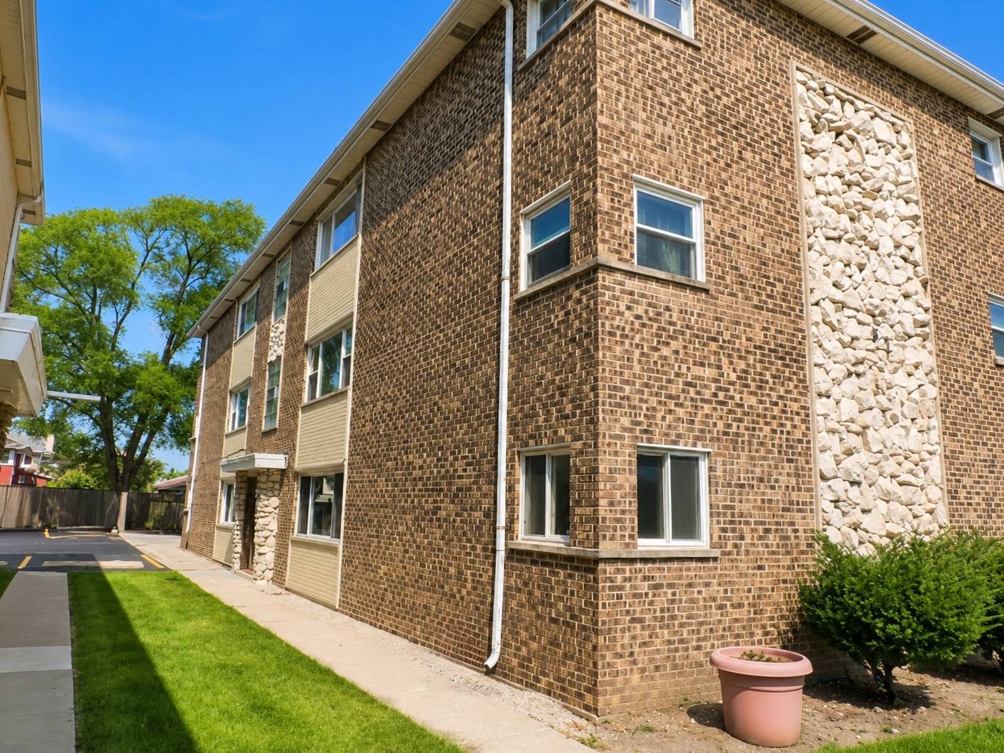 2440 River RD #1E, River Grove, IL 60171