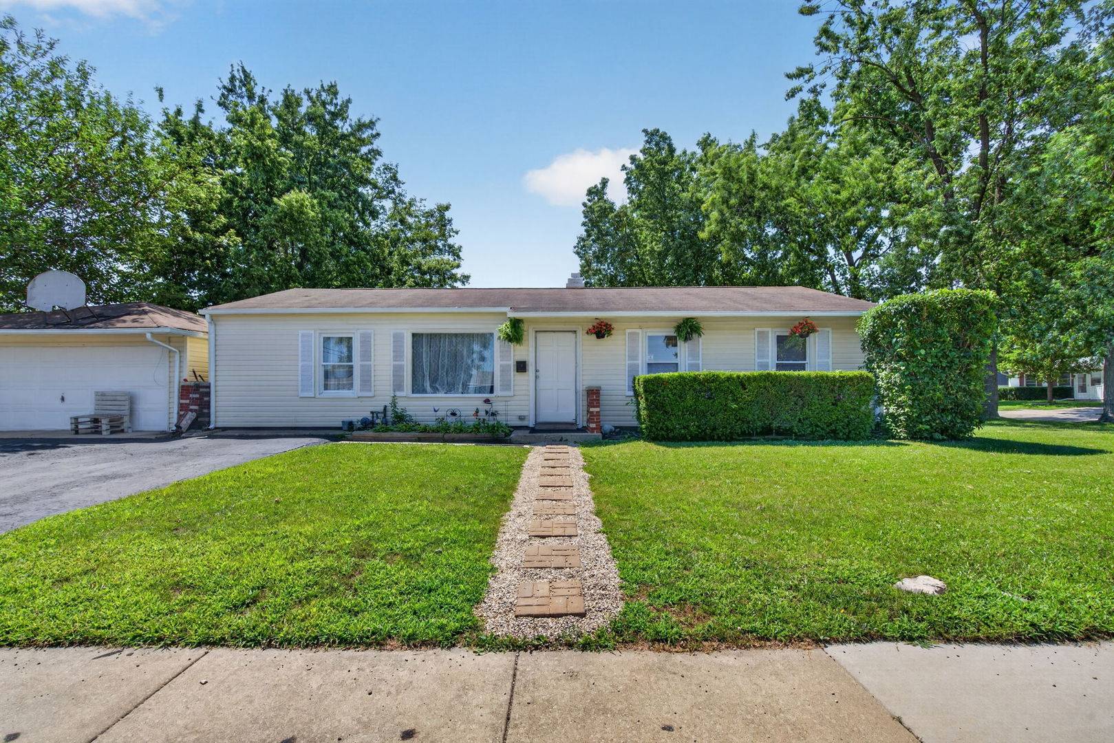 27 Belmont DR, Romeoville, IL 60446