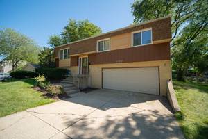 1302 Oxford LN, Wheaton, IL 60189