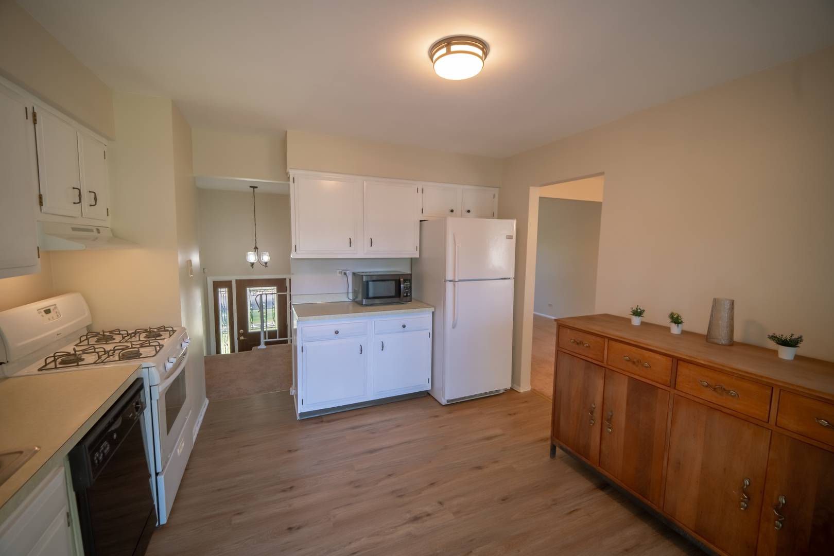 1302 Oxford LN, Wheaton, IL 60189