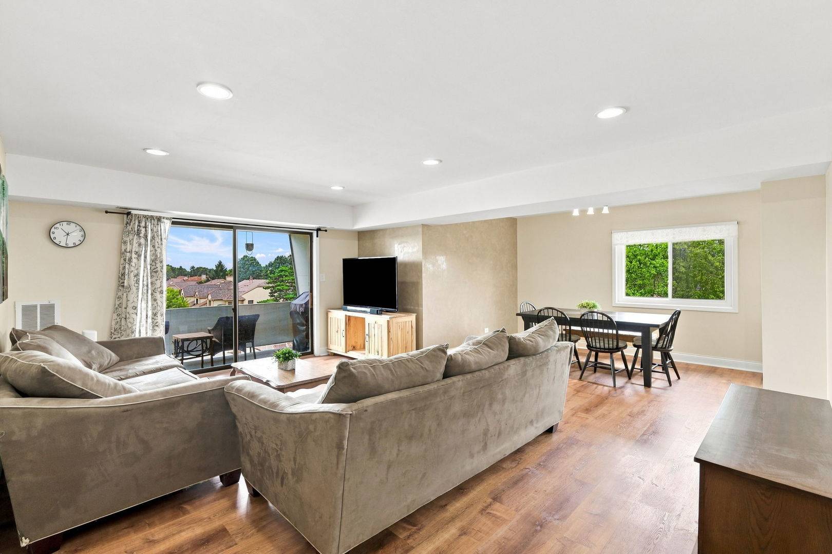 3300 N Carriageway DR #405, Arlington Heights, IL 60004