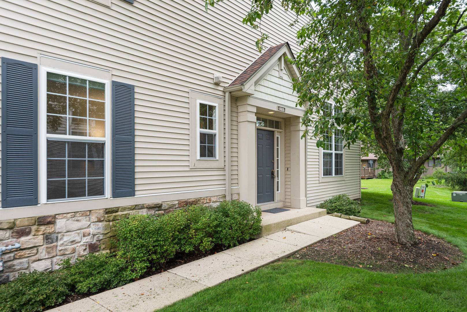 828 Amelia CT, Grayslake, IL 60030