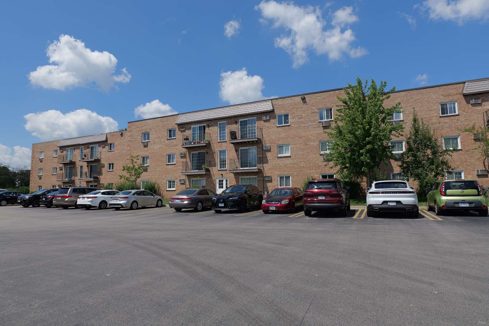 143 W Elk TRL #141, Carol Stream, IL 60188