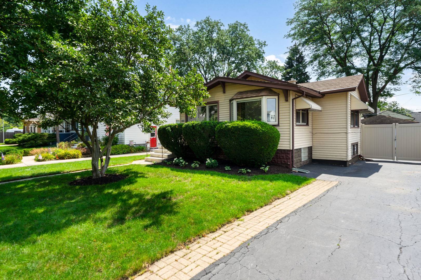 1087 Rose AVE, Des Plaines, IL 60016