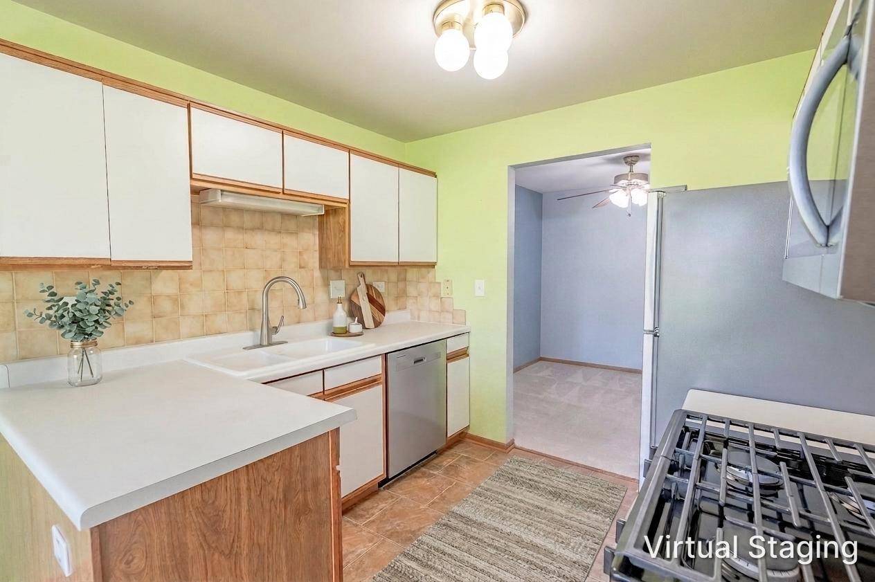 250 Ashbury LN #3, Roselle, IL 60172