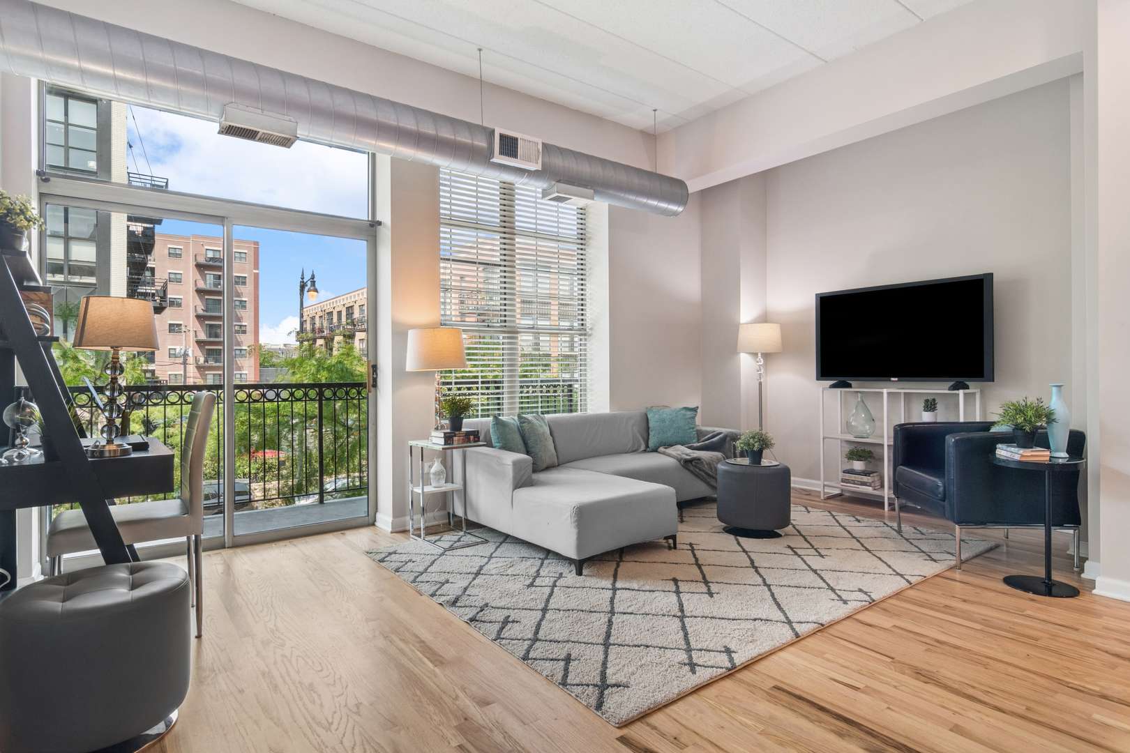 1919 S Michigan AVE #200, Chicago, IL 60616