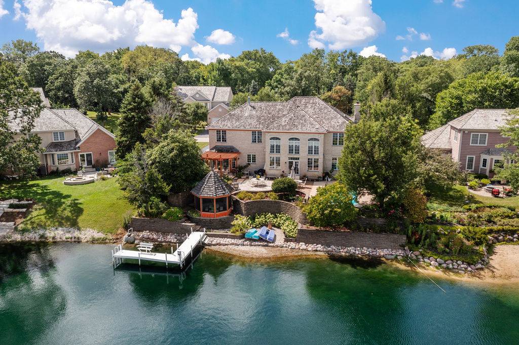 28951 Forest Lake LN, Libertyville, IL 60048