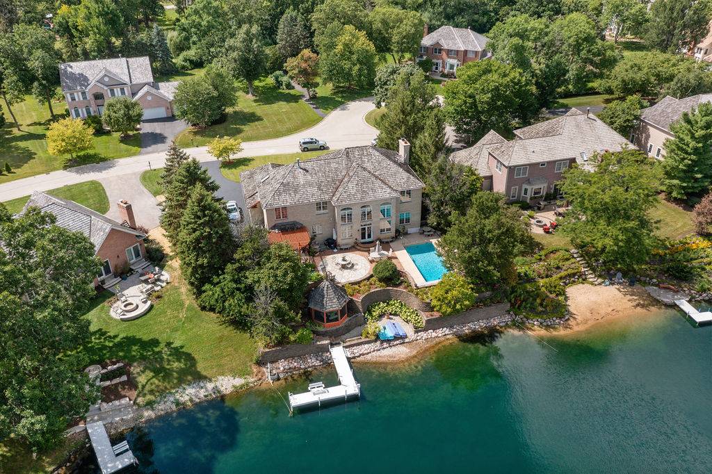28951 Forest Lake LN, Libertyville, IL 60048