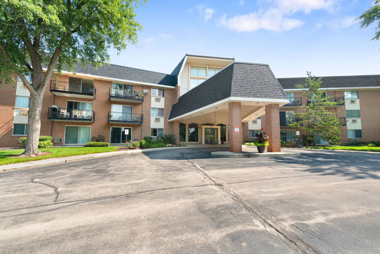 1198 Royal Glen DR #101-E, Glen Ellyn, IL 60137