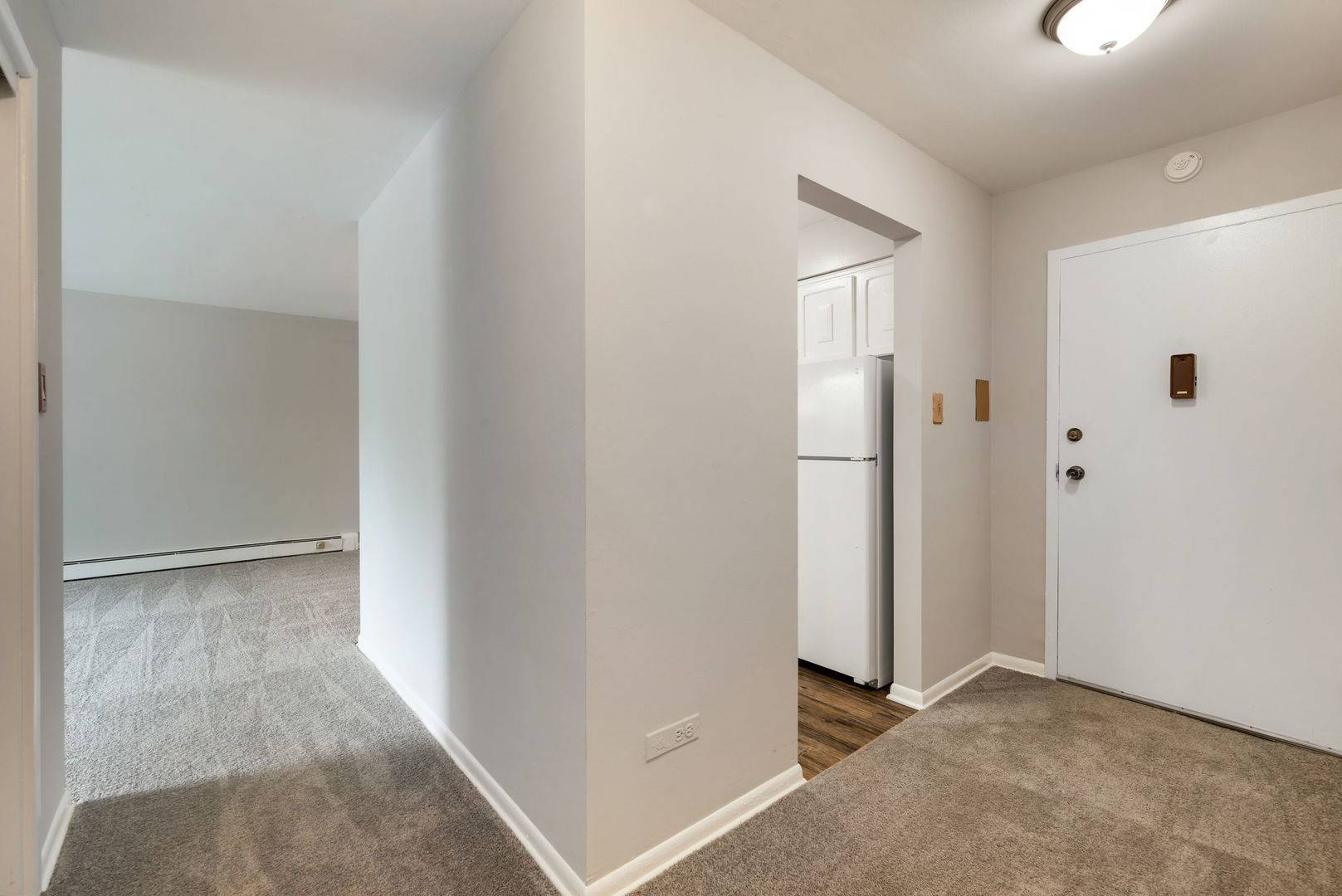 1198 Royal Glen DR #101-E, Glen Ellyn, IL 60137