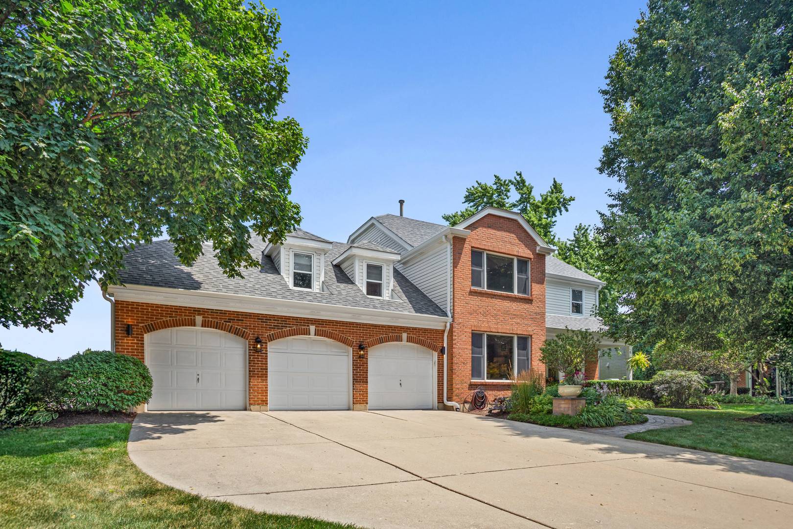 2917 Whispering Oaks DR, Buffalo Grove, IL 60089