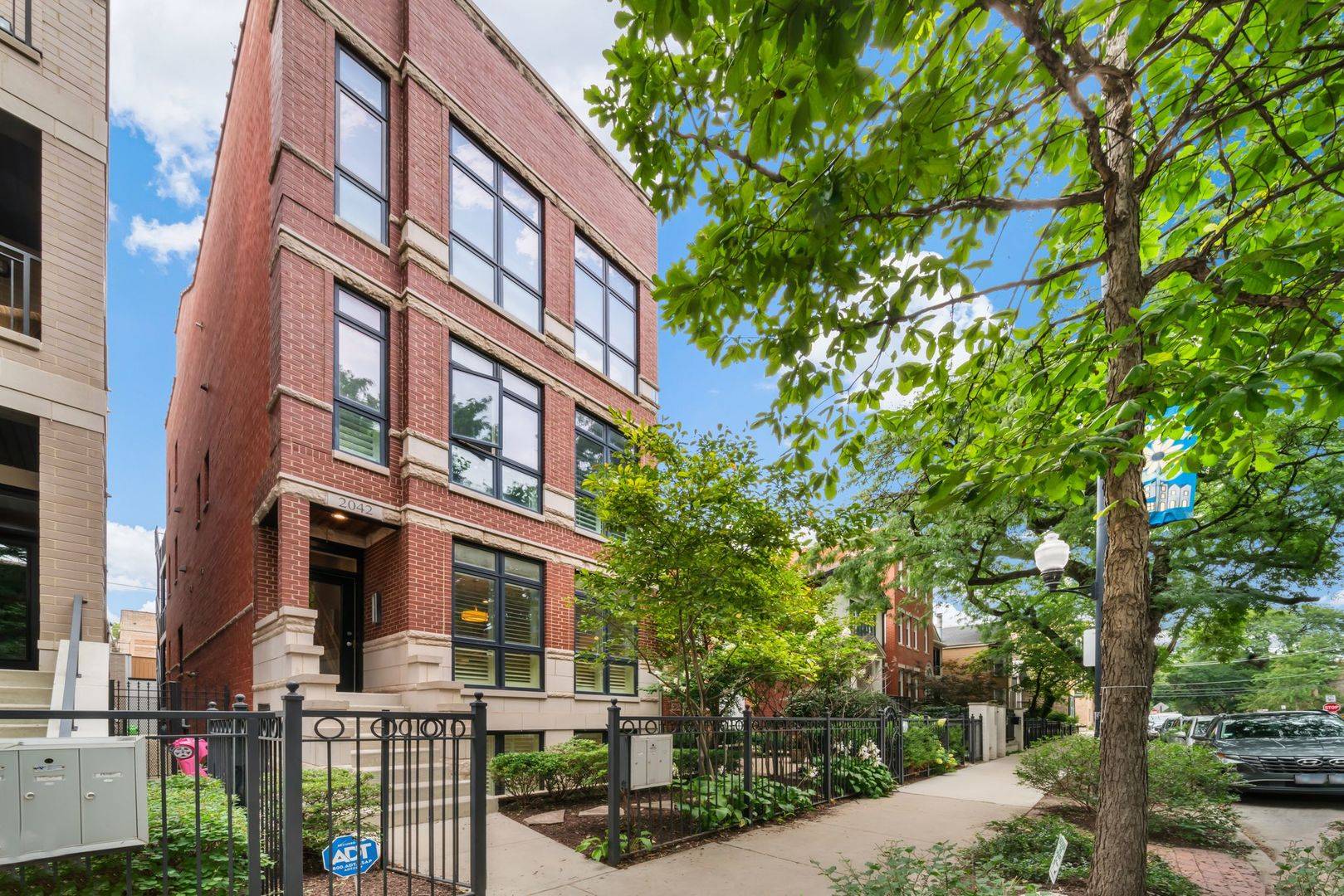 2042 N Racine AVE #101, Chicago, IL 60614